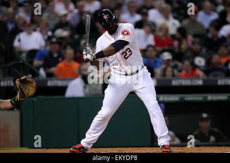 Houston, Texas, Stati Uniti d'America. Xiv Apr, 2015. Houston Astros designato hitter Chris Carter#23 oscilla in un passo durante la MLB stagione regolare il gioco tra la Houston Astros e Oakland Athletics dal Minute Maid Park a Houston, Texas. Credito: csm/Alamy Live News Foto Stock