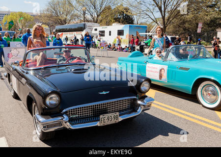 1957 Ford Thunderbird autovettura convertibile in un corteo - USA Foto Stock