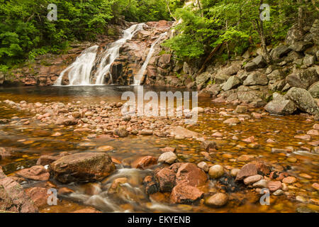 Mary Ann cade e color rame foro di nuoto in Cape Breton Highlands National Park, Nova Scotia Foto Stock