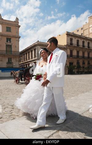 Matrimonio Cubano nella Plaza de San Francisco; Havana, Cuba Foto Stock