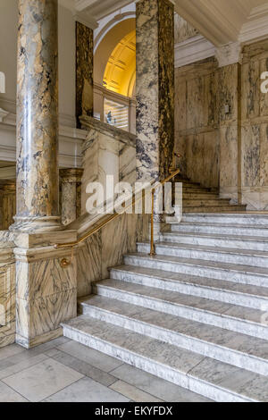 Una scala di marmo nel British Museum Foto Stock