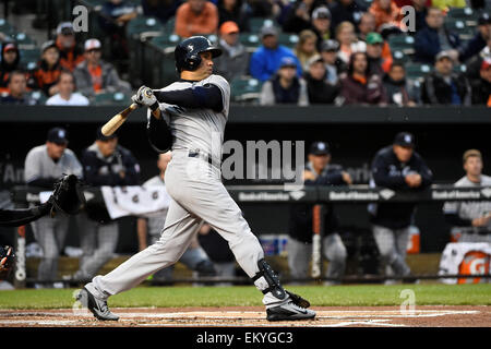 Baltimore, Maryland, Stati Uniti d'America. Xiv Apr, 2015. New York Yankees designato hitter Carlos Beltran (36) guarda il volo della palla dopo averlo premuto durante il Major League Baseball gioco tra i New York Yankees e la Baltimore Orioles tenutosi a Rigogolo Park a Camden Yards in Baltimore, Maryland. Gli Orioles sconfiggere gli Yankees 4-3 in 9 inning. Eric Canha/CSM Credito: Cal Sport Media/Alamy Live News Foto Stock