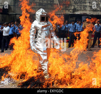 Bhopal in India. Xiv Apr, 2015. Un vigile del fuoco è visto durante un drill sul Servizio nazionale dei Vigili del Fuoco giorno di Bhopal, India, 14 aprile 2015. Il Servizio Nazionale dei Vigili del Fuoco giorno osservate per rendere omaggio ai colleghi dei vigili del fuoco che hanno sacrificato la loro vita nel corso del dazio. Credito: Stringer/Xinhua/Alamy Live News Foto Stock