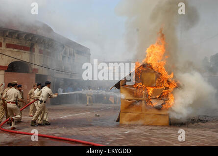 Bhopal in India. Xiv Apr, 2015. Vigili del fuoco tentare di spegnere un incendio durante un drill sul Servizio nazionale dei Vigili del Fuoco giorno di Bhopal, India, 14 aprile 2015. Il Servizio Nazionale dei Vigili del Fuoco giorno osservate per rendere omaggio ai colleghi dei vigili del fuoco che hanno sacrificato la loro vita nel corso del dazio. Credito: Stringer/Xinhua/Alamy Live News Foto Stock