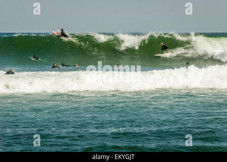 Malibu Beach Estate surf con linee pulite e grandi, overhead si gonfia. Foto Stock