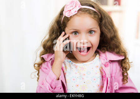 Carino bambina tramite telefono cellulare Foto Stock