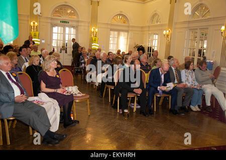 Southport, Merseyside, Regno Unito. Il 14 aprile, 2015. Neil Hamilton, UKIP Vice Presidente (precedentemente un controverso mp conservatore) affrontare i membri di un pre-elettorale riunione svoltasi nella Royal Clifton Hotel. Foto Stock