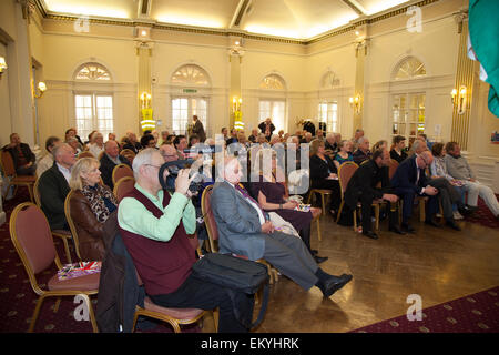 Southport, Merseyside, Regno Unito. Il 14 aprile, 2015. Neil Hamilton, UKIP Vice Presidente (precedentemente un controverso mp conservatore) affrontare i membri di un pre-elettorale riunione svoltasi nella Royal Clifton Hotel. Foto Stock