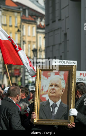 Varsavia, Polonia - 10th aprile 2015: La gente partecipa alla manifestazione commemorativa delle vittime del disastro di Smolensk 2010 in Russia. Foto Stock