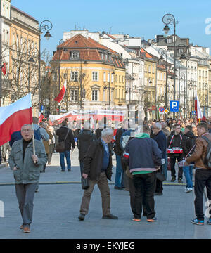Varsavia, Polonia - 10th aprile 2015: La gente partecipa alla manifestazione commemorativa delle vittime del disastro di Smolensk 2010 in Russia. Foto Stock
