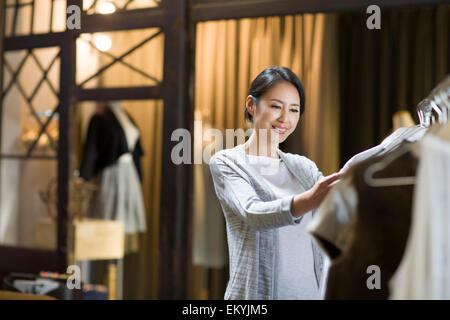 Negozio di abbigliamento proprietario verifica di indumenti Foto Stock