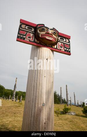 Totem Poles In Namgis sepoltura; Alert Bay, Isola di cormorani, British Columbia, Canada Foto Stock