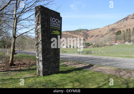 Loch Lomond e il Trossachs national park segno st fillans scozia aprile 2015 Foto Stock