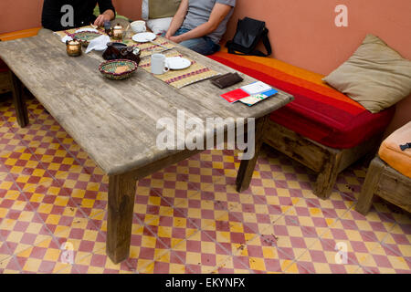 Avendo la colazione marocchina sulla terrazza sul tetto, Medina di Marrakech, Marocco Foto Stock