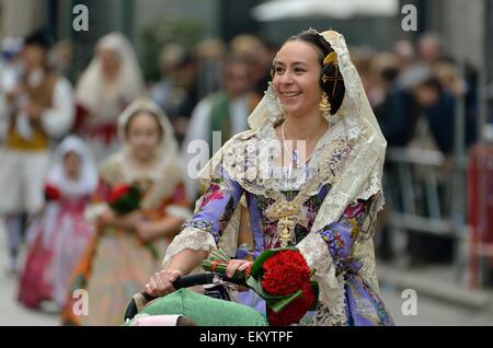 Fallas Festival, giovane donna in costume tradizionale durante la sfilata nella Plaza de la Virgen de los Desamparados, Valencia Foto Stock