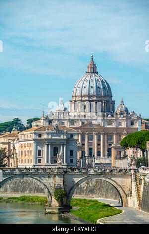 Vista dal Ponte Sant'Angelo attraverso il fiume Tevere alla Basilica di San Pietro, Roma, lazio, Italy Foto Stock