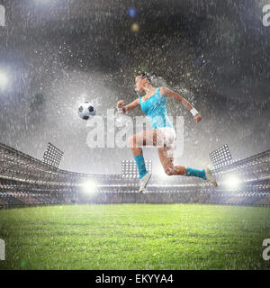 Donna giovane giocatore di calcio Foto Stock