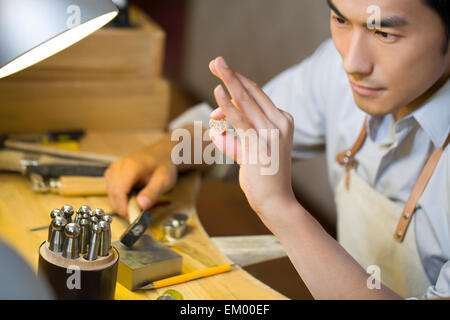 Il gioielliere maschio facendo un anello Foto Stock