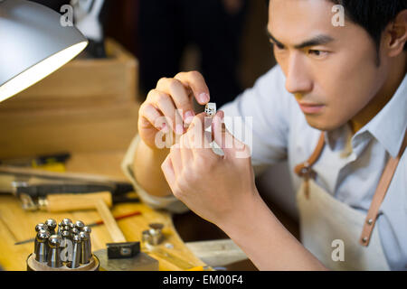 Il gioielliere maschio facendo un anello Foto Stock