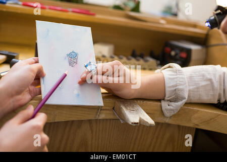 I gioiellieri la realizzazione di un anello di zaffiro Foto Stock