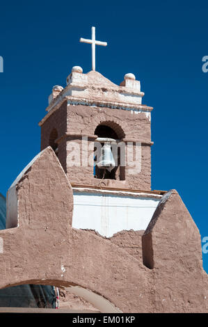 Chiesa storica torre a San Pedro de Atacama, Cile Foto Stock