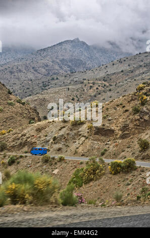 Un furgone blu passano attraverso la Valle di Draa Foto Stock