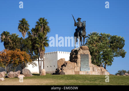 Statua equestre di fronte alla Alte Feste o Fortezza Vecchia, a Windhoek, Namibia Foto Stock