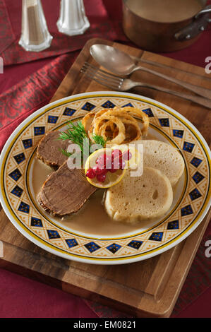 Svíčková na smetaně. Le carni bovine in salsa alla panna con gnocchi di pane. Cibo ceco Foto Stock