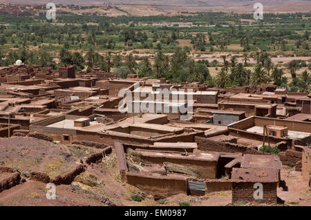 Valle Draa adobe cittadina vicino al fiume, Marocco Foto Stock