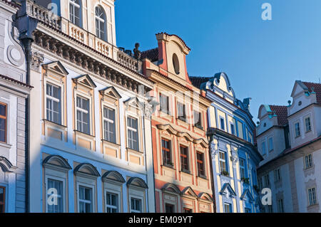 Case colorate sulla Piazza della Città Vecchia di Praga Repubblica Ceca Foto Stock