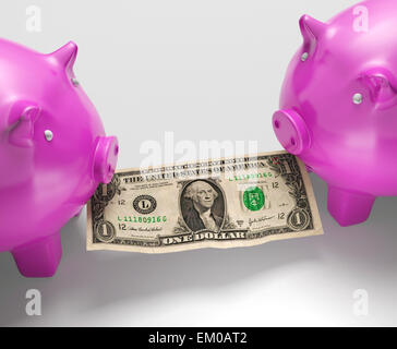 Piggybanks mangiare denaro mostrando perde monetaria Foto Stock