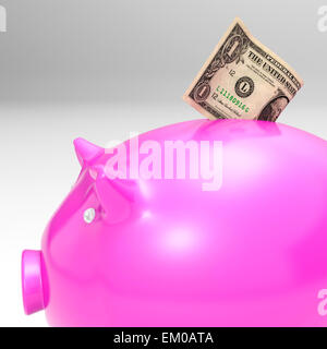 Dollar entrando Piggybank che mostra i risparmi Foto Stock