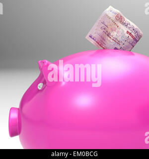 Denaro che entra Piggybank mostra gli investimenti Foto Stock