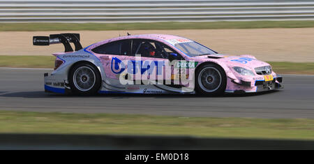 Oscherleben, Germania. Xiv Apr, 2015. Austrian racing car pilota Lucas Auer della Mercedes del team ART Grand Prix in azione durante la prova di guida per il DTM 2015 (tedesco Touring Car Masters 2015) a Oscherleben, Germania, 14 aprile 2015. Foto: Jens Wolf/dpa/Alamy Live News Foto Stock