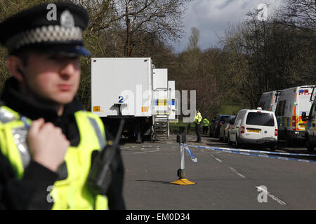 Parco Dawsholm, Maryhill, Glasgow, Regno Unito. Il 15 aprile, 2015. La polizia cerca per studente mancante Karen Buckley si intensifica al Parco Dawsholm Glasgow Credit: ALAN OLIVER/Alamy Live News Foto Stock