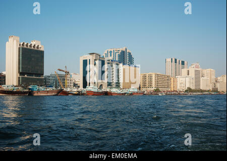 DUBAI, UAE-novembre 18: Nave nel porto detto il 18 novembre 2012 in Dubai, EAU. Il più antico porto commerciale di Dubai Foto Stock