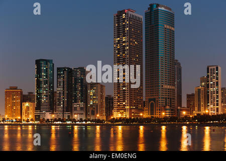 SHARJAH EMIRATI ARABI UNITI - 01 novembre: vista notturna di Sharjah, il 01 novembre 2013. Sharjah si trova lungo la costa settentrionale del Golfo Persico Foto Stock