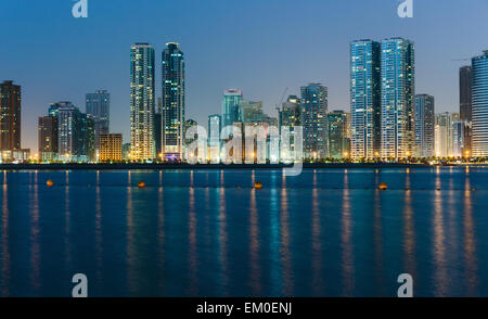 SHARJAH EMIRATI ARABI UNITI - 01 novembre: vista notturna di Sharjah, il 01 novembre 2013. Sharjah si trova lungo la costa settentrionale del Golfo Persico Foto Stock