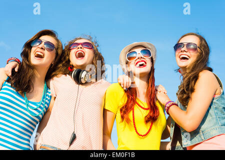 Un gruppo di giovani che indossa gli occhiali da sole e cappello Foto Stock