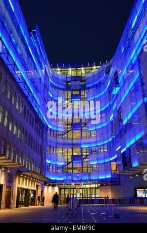 BBC Broadcasting House ala di collegamento con illuminazione blu, Portland Place, London W1A, Regno Unito Foto Stock
