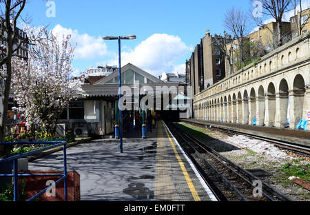 South Kensington Stazione della metropolitana di Londra cercando lungo la piattaforma Foto Stock