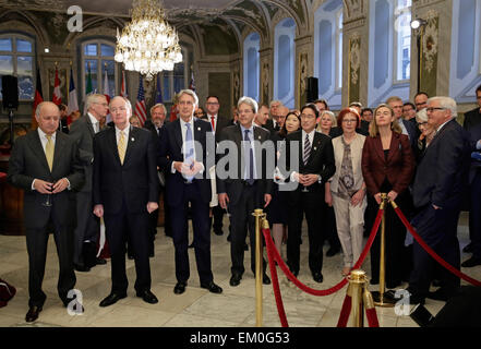 Un handout Foto fornite dal Foreign Office tedesco il 14 aprile 2015 mostra (L-R) il Ministro degli esteri francese Laurent Fabius, ministro degli Esteri canadese Robert Nicholson, Segretario degli esteri britannico Philip Hammond, ministro degli Affari Esteri italiano Paolo Gentiloni, ministro giapponese degli Affari Fumio Kishida, Gabriele Schopenhauer, Lubecca città rappresentante, Alto rappresentante dell' Unione europea per gli affari esteri, Federica Mogherini e il Ministro degli esteri tedesco Frank-Walter Steinmeier, durante una cena del G7 Riunione dei Ministri degli Esteri a Lubecca, Germania, 14 aprile 2015. Foto: Auswaertiges Amt/photothek Foto Stock