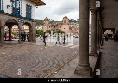 Perù Cusco. Guardando verso la cattedrale e la Plaza de Armas. Foto Stock