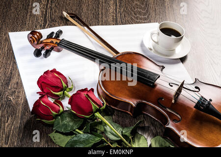 Violino, rose, caffè e libri di musica Foto Stock