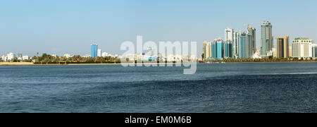 SHARJAH EMIRATI ARABI UNITI - OTTOBRE 28,2013: Panorama wiew. Sharjah si trova lungo la costa settentrionale del Golfo Persico sulla penisola arabica Foto Stock