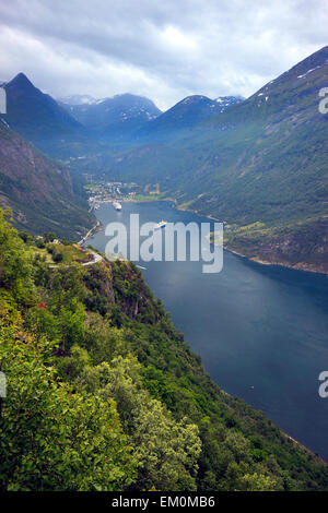 Vista panoramica di Geirangerfjorden, da Eagle stradale della piattaforma di visualizzazione, Geiranger, Norvegia, Scandinavia, Europa Foto Stock