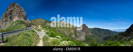 Navigazione La Gomera, Los Roques ,Gruppo di tasselli vulcanici nel centro dell'isola, il sentiero che corre lungo la strada normale Foto Stock