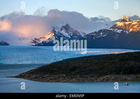 Primi raggi di luce del sole all'alba sulle cime intorno al Ghiacciaio Perito Moreno. Foto Stock