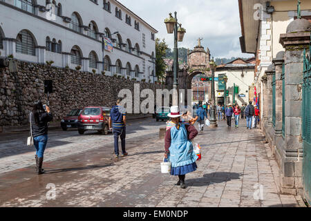 Perù Cusco. Santa Clara Street scene, Santa Clara Arch in background. Foto Stock