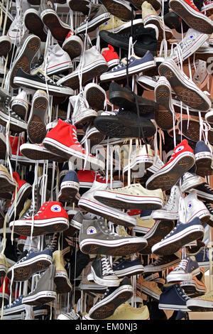 Un display di appendere Converse sneakers a Zacky su Broadway in Greenwich Village di New York City. Foto Stock